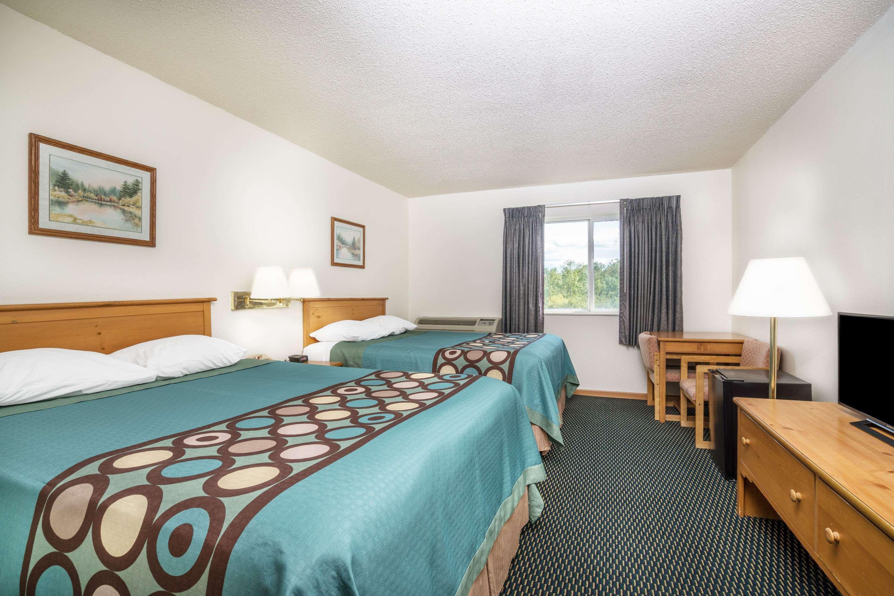 Super 8 By Wyndham Phillips Hotel Exterior photo