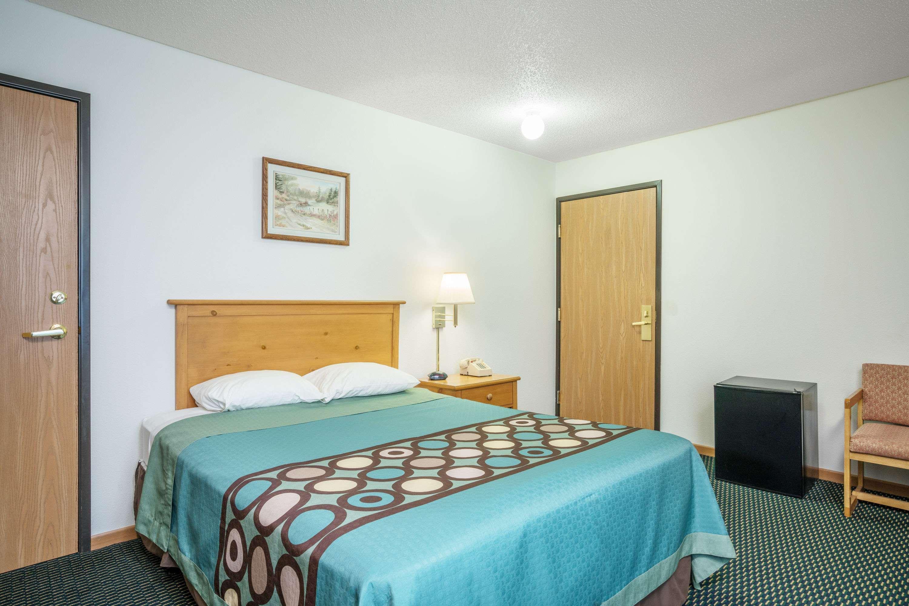 Super 8 By Wyndham Phillips Hotel Exterior photo