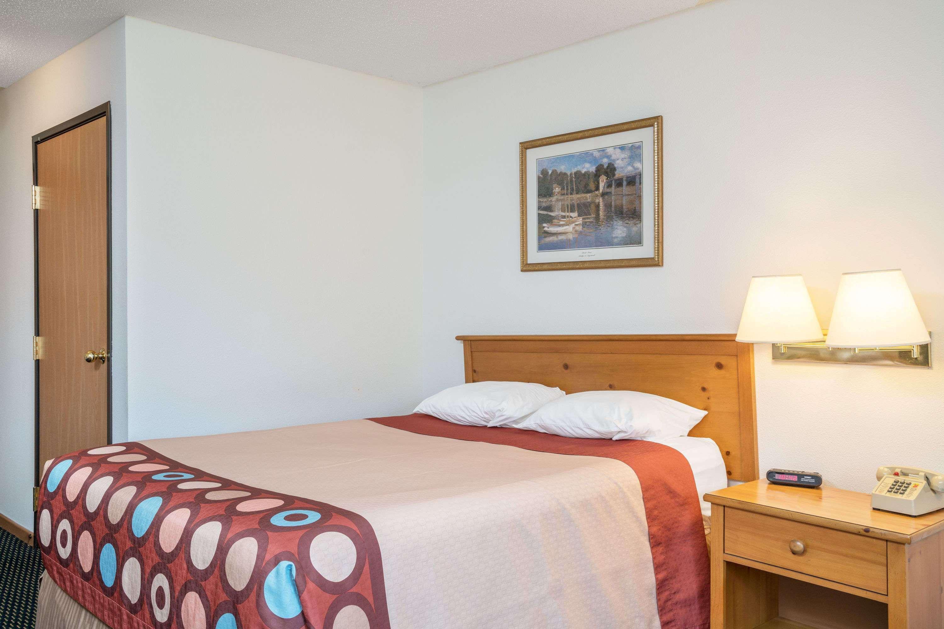 Super 8 By Wyndham Phillips Hotel Exterior photo