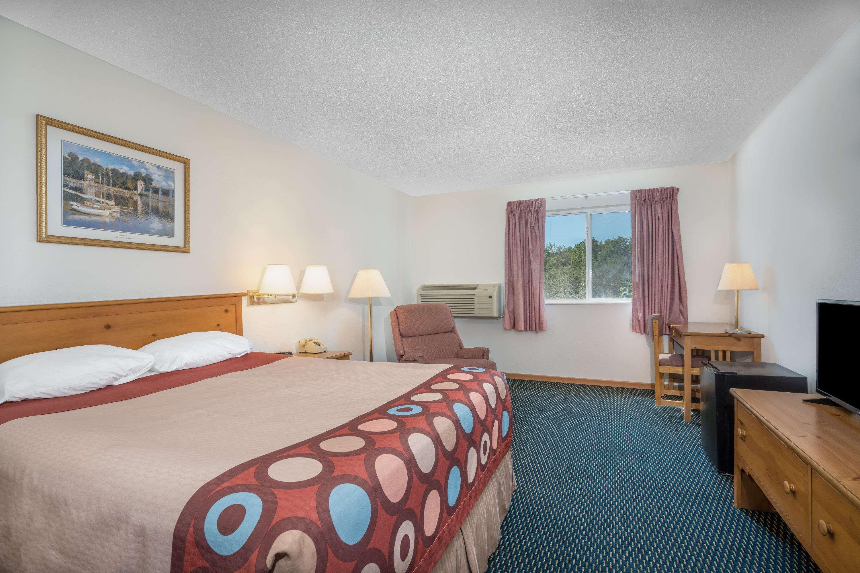Super 8 By Wyndham Phillips Hotel Exterior photo
