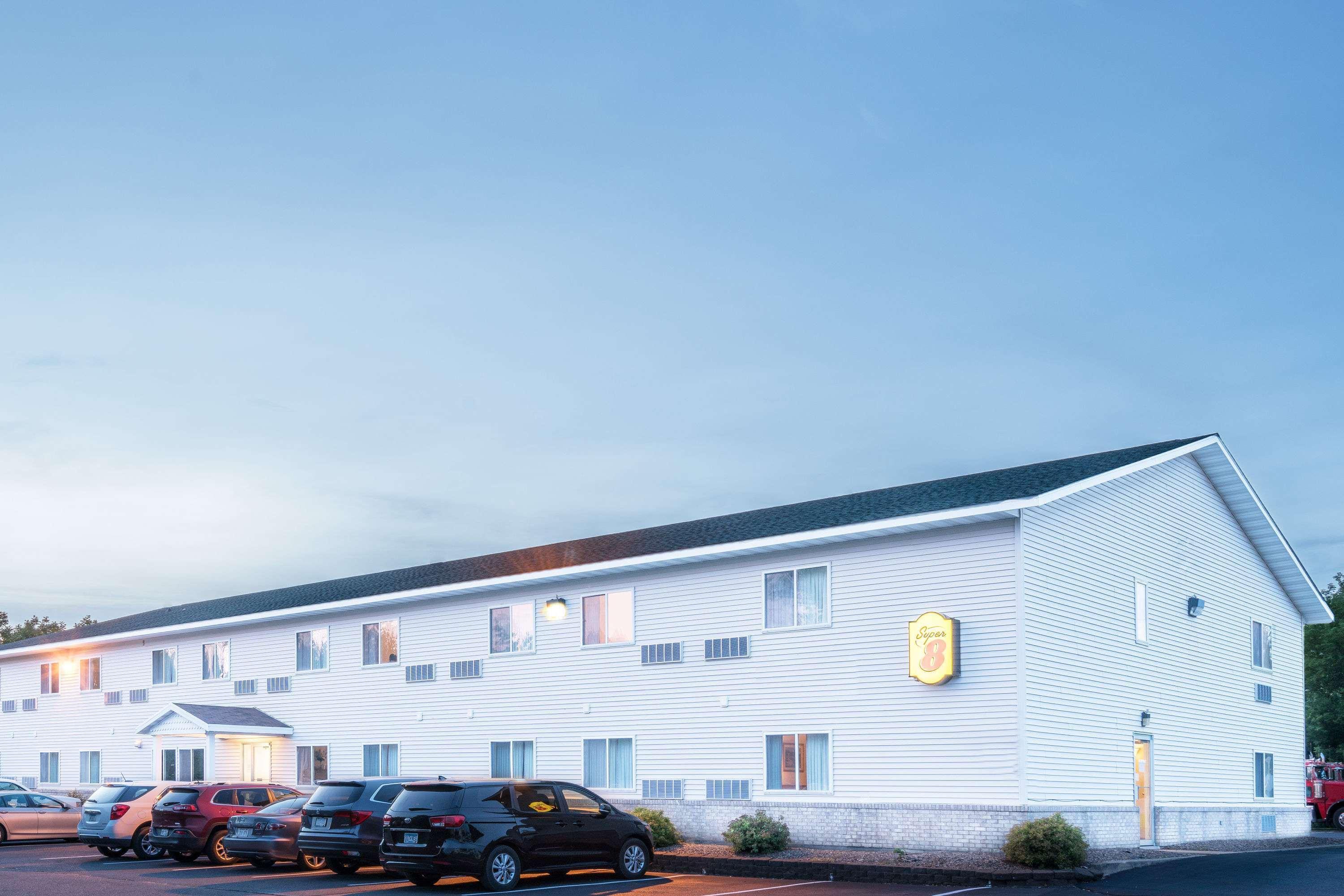 Super 8 By Wyndham Phillips Hotel Exterior photo