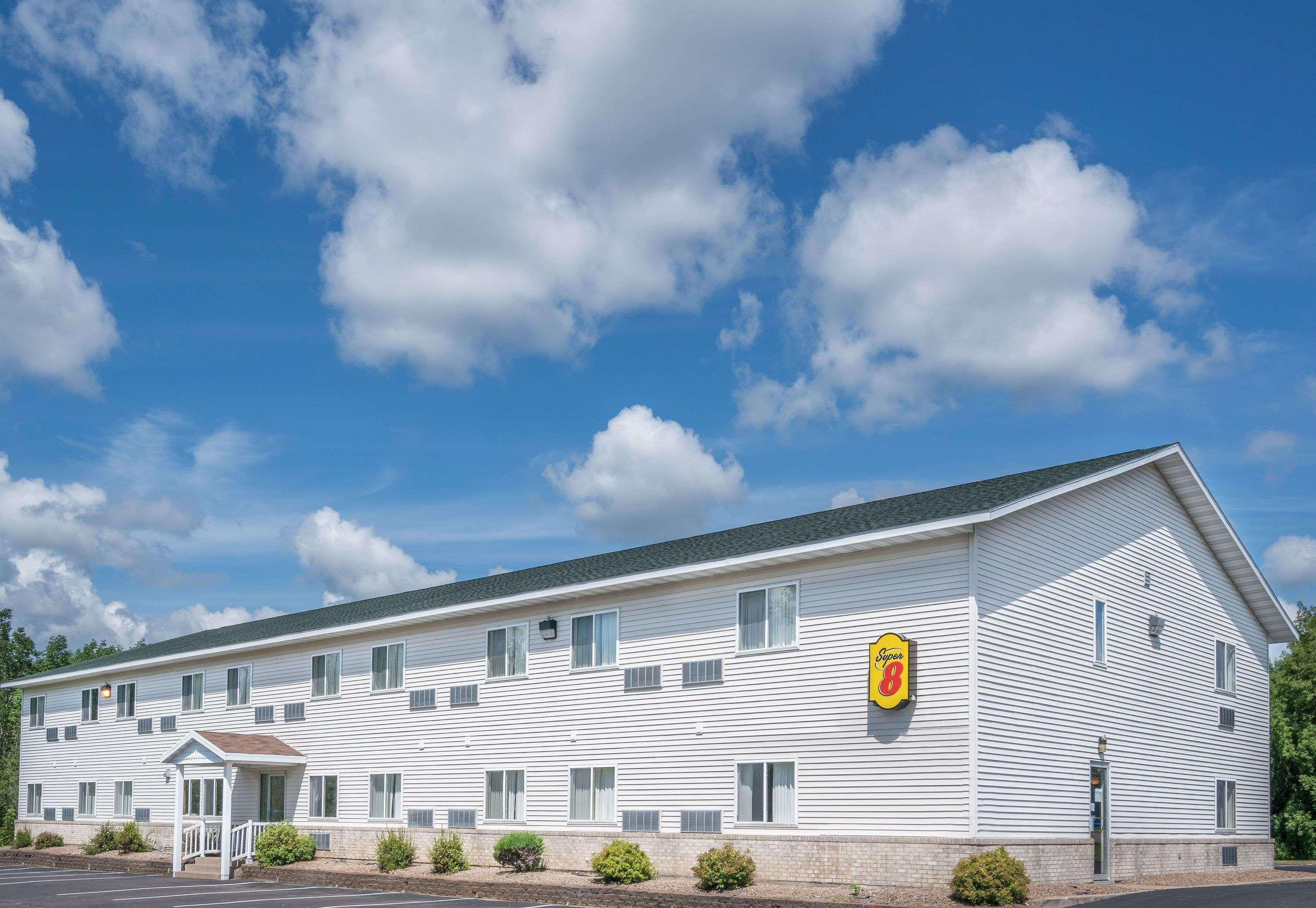 Super 8 By Wyndham Phillips Hotel Exterior photo