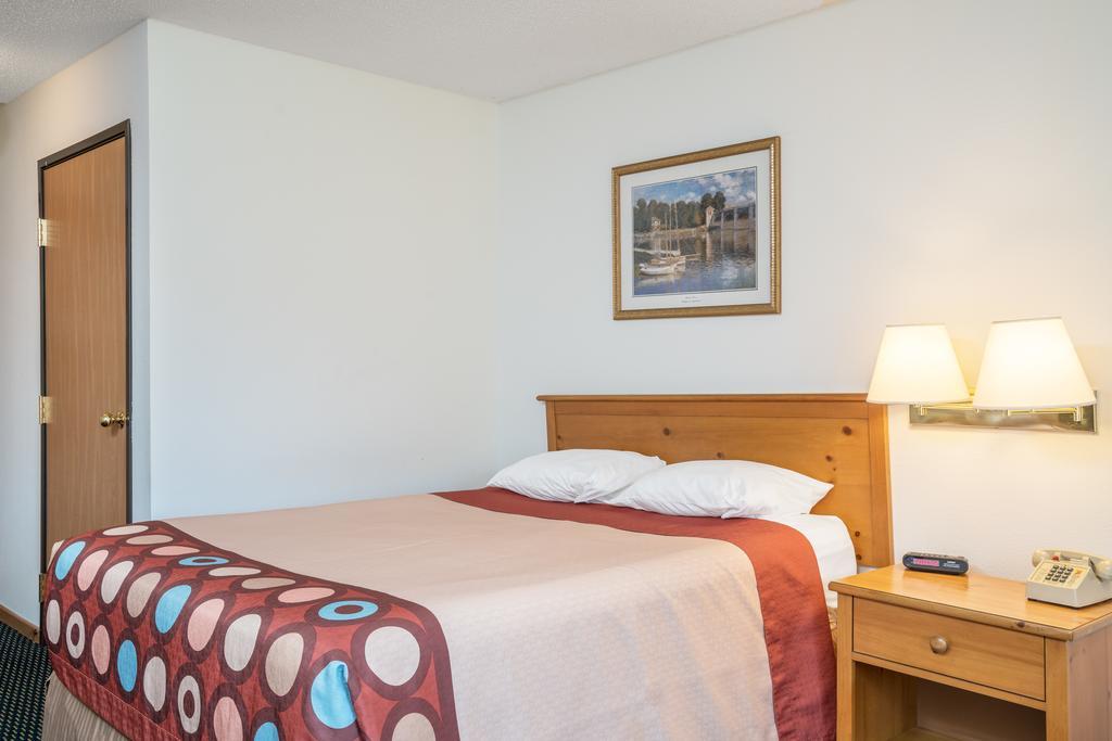 Super 8 By Wyndham Phillips Hotel Exterior photo