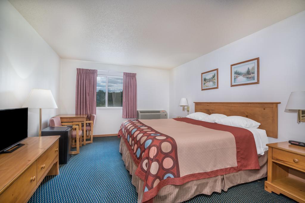 Super 8 By Wyndham Phillips Hotel Exterior photo