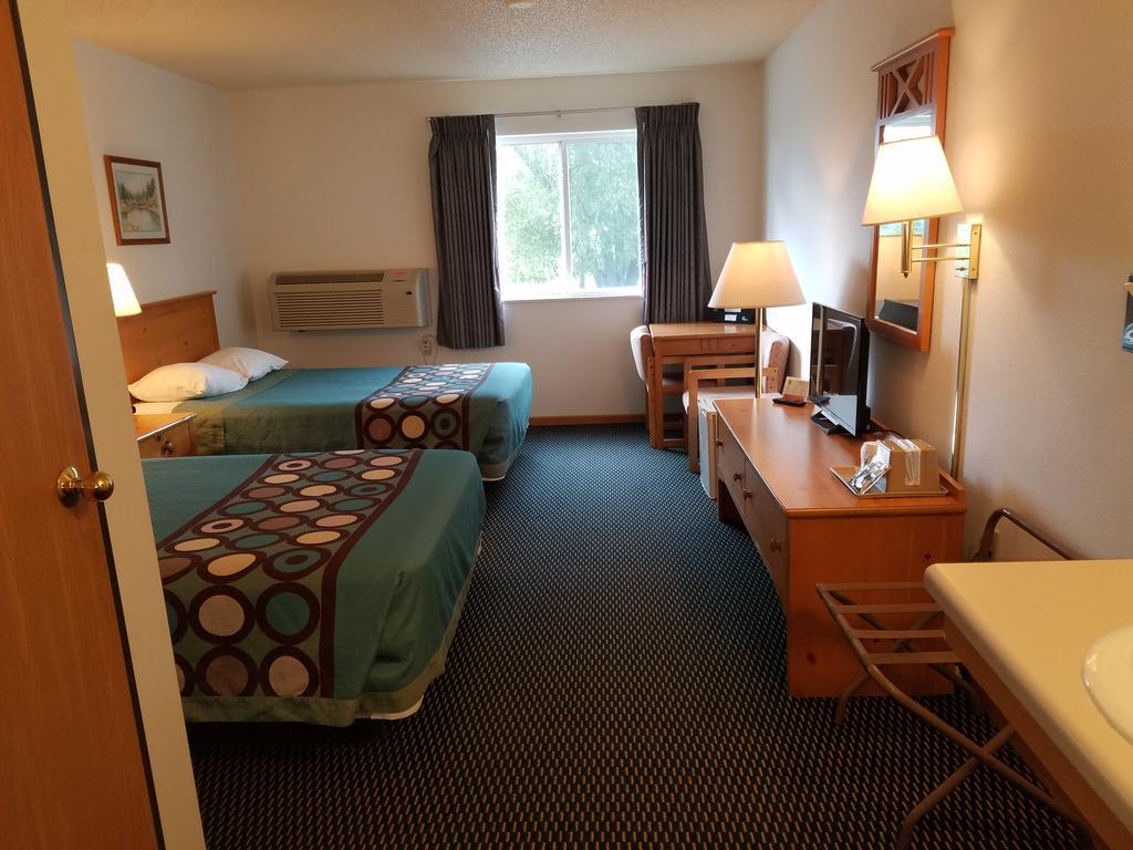 Super 8 By Wyndham Phillips Hotel Exterior photo