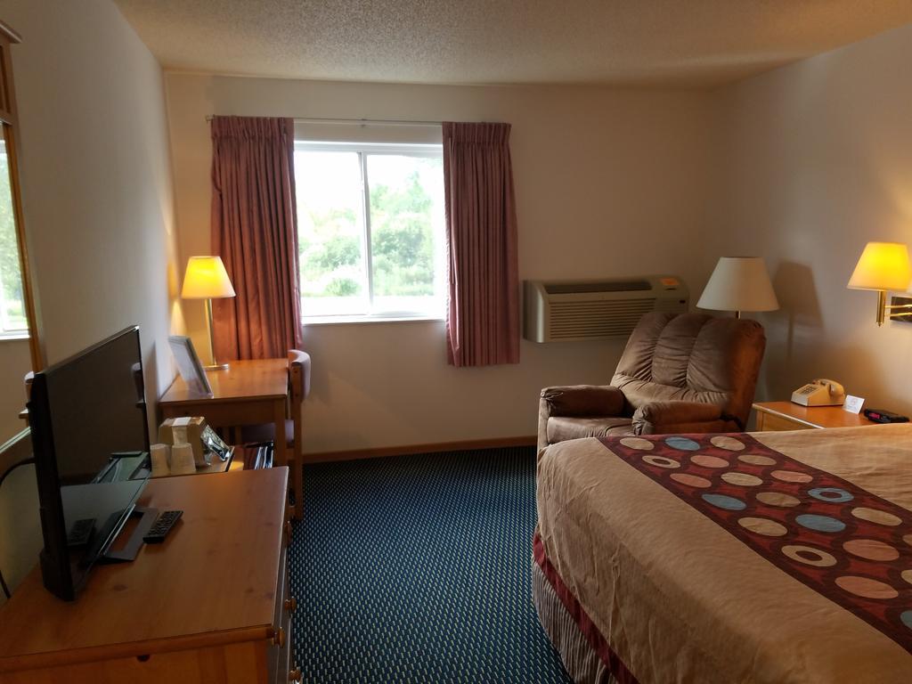 Super 8 By Wyndham Phillips Hotel Exterior photo