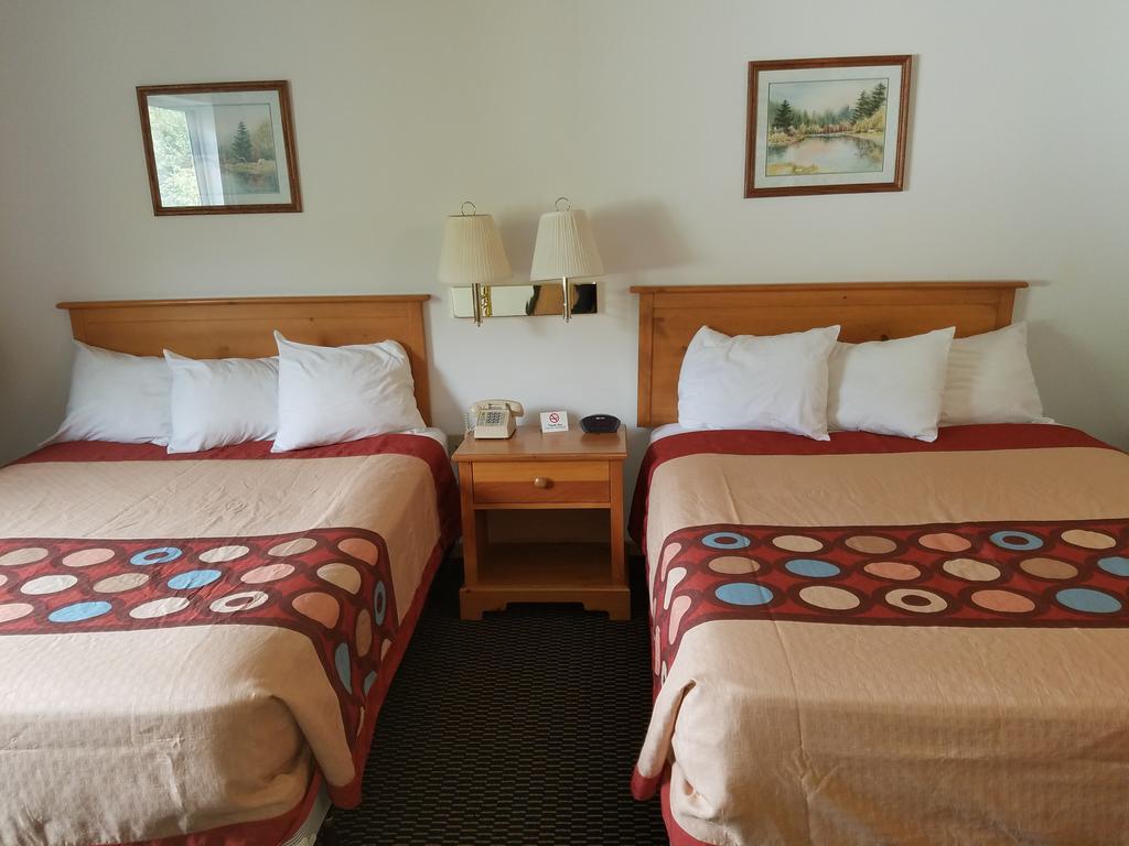 Super 8 By Wyndham Phillips Hotel Exterior photo